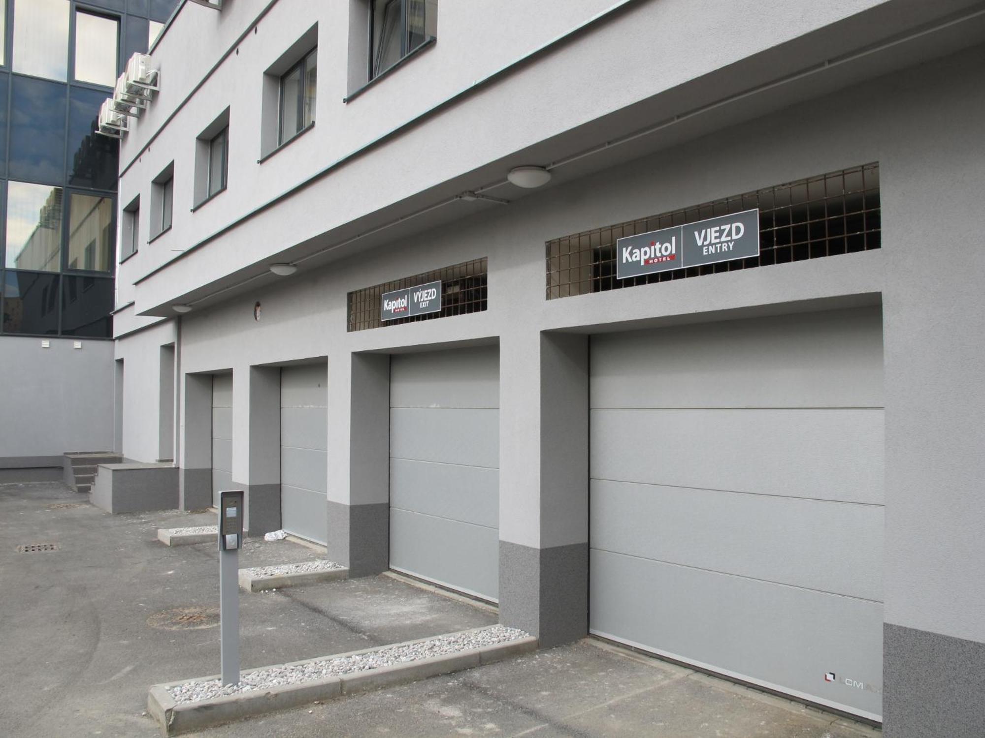 Hotel Kapitol Most Exterior photo